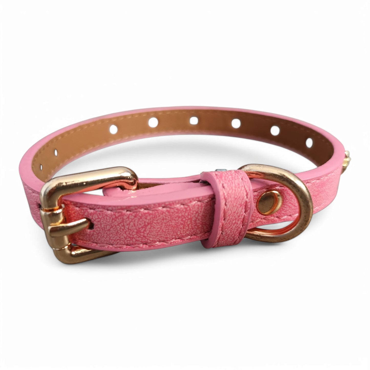Collar con estrellas metálicas doradas