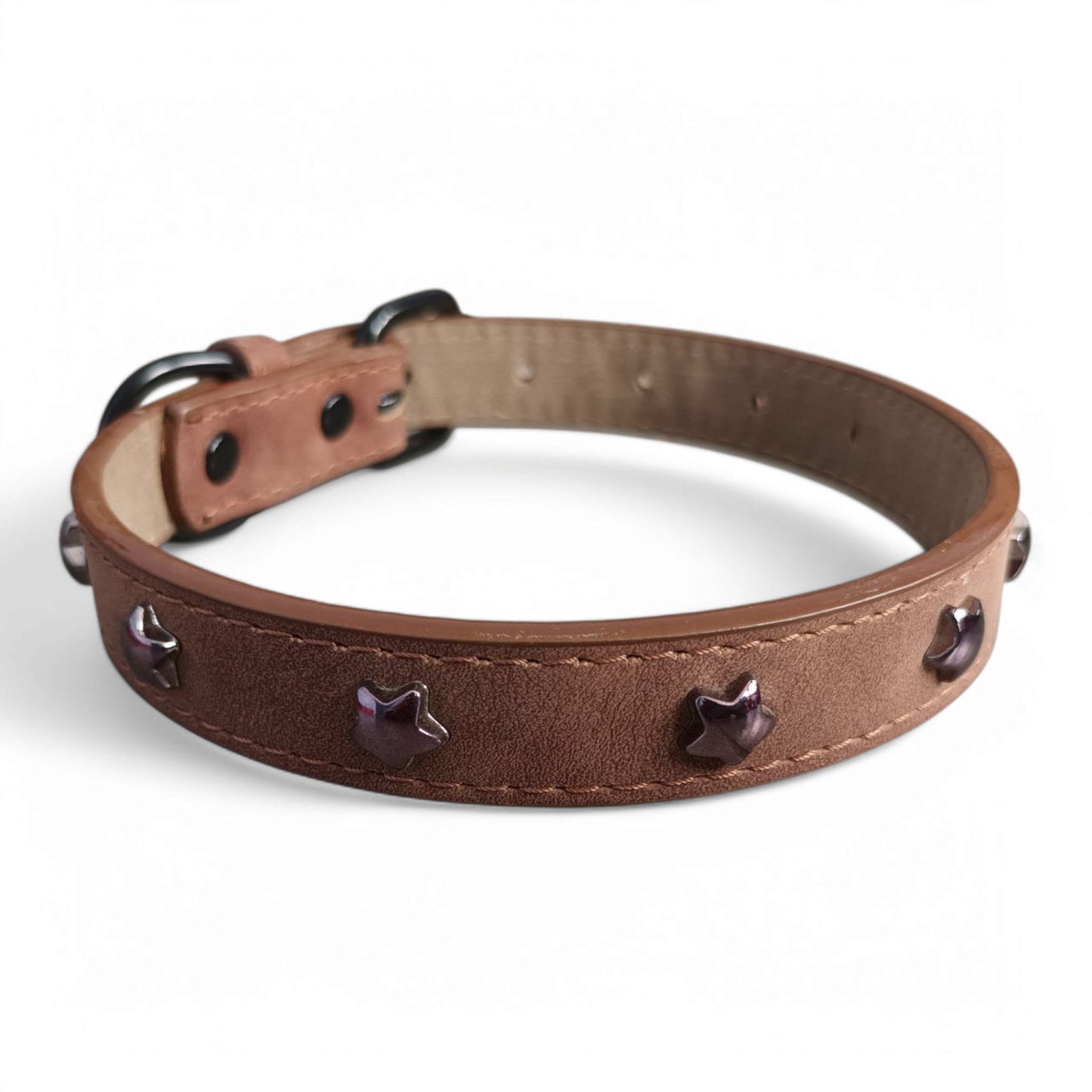 Collar ecocuero estrellas metálicas negras