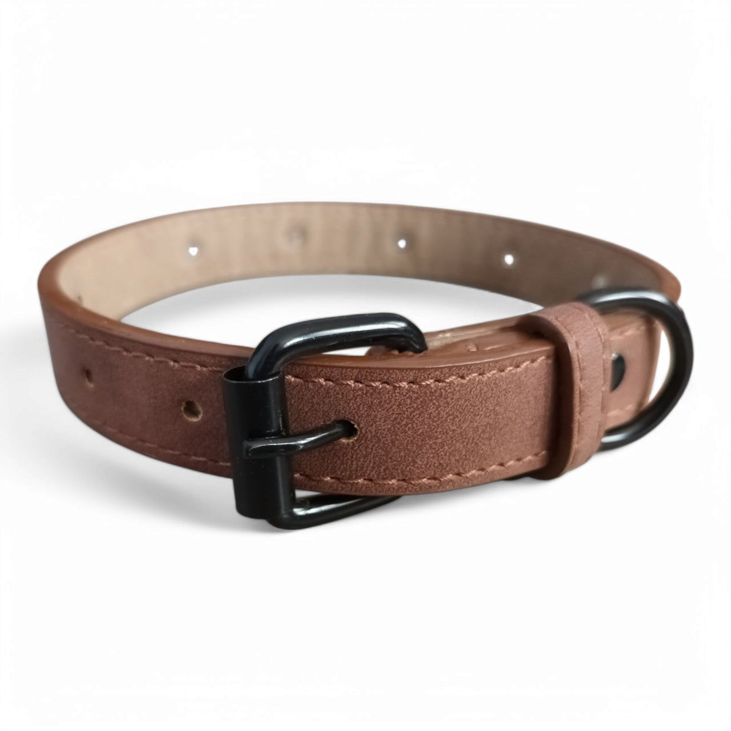 Collar ecocuero estrellas metálicas negras
