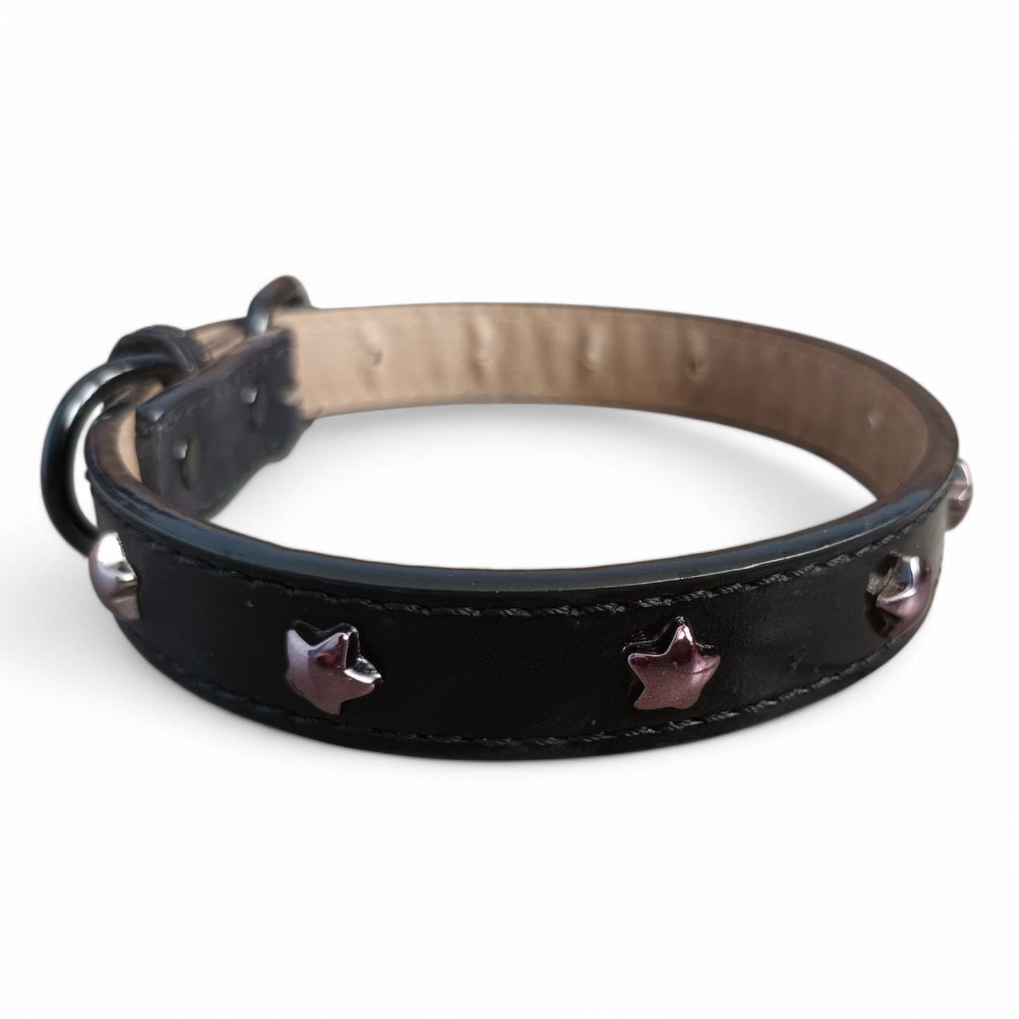 Collar ecocuero estrellas metálicas negras