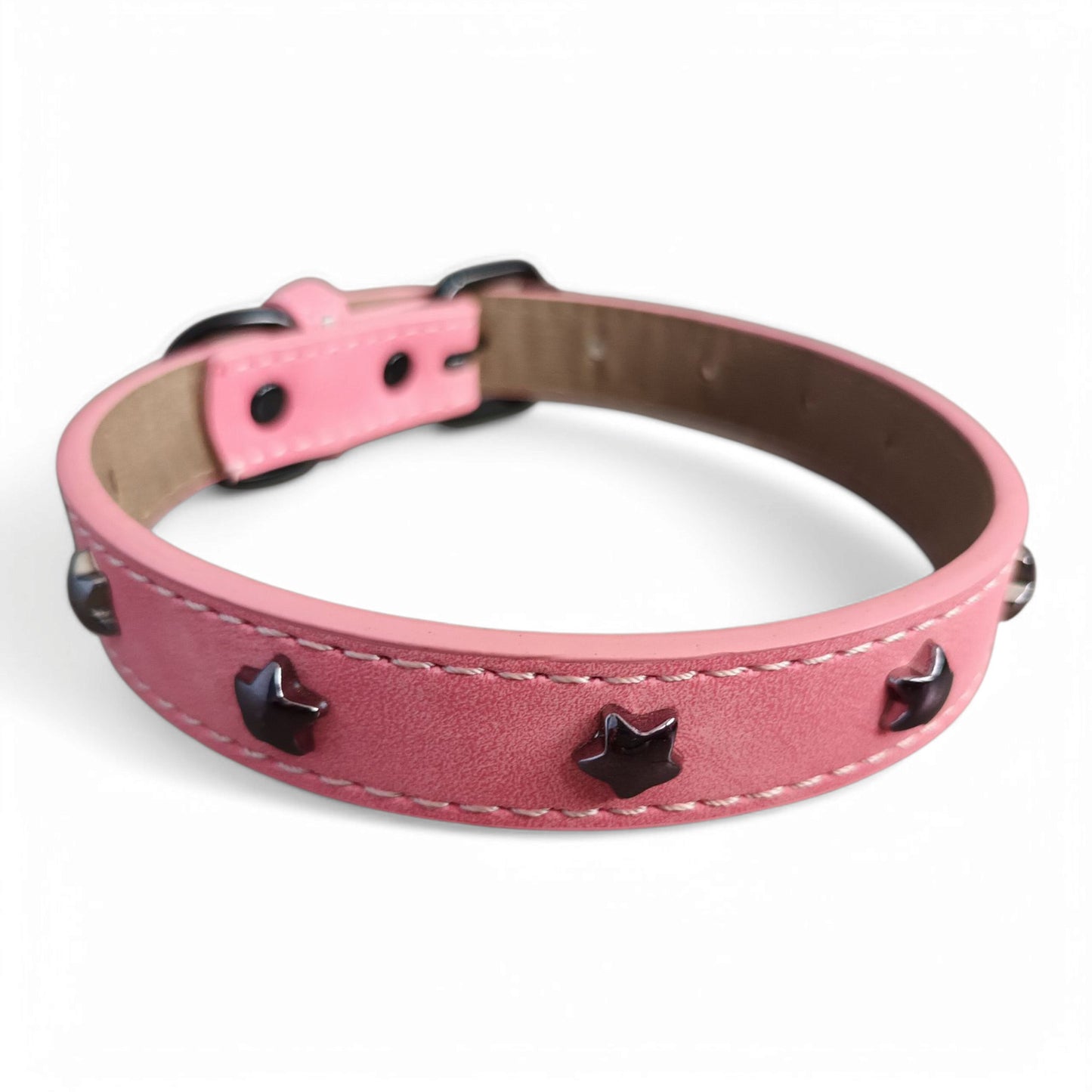 Collar ecocuero estrellas metálicas negras