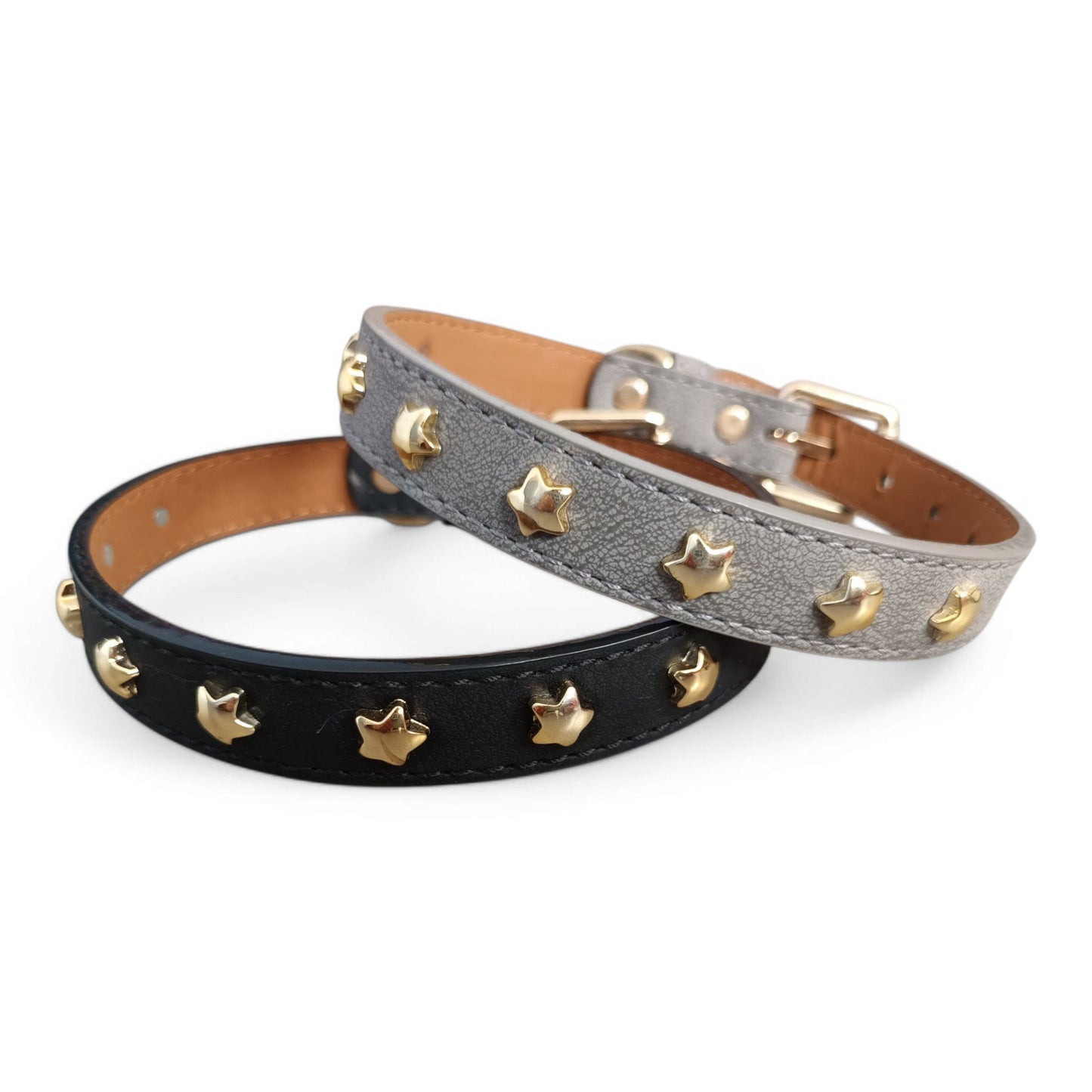 Collar con estrellas metálicas doradas