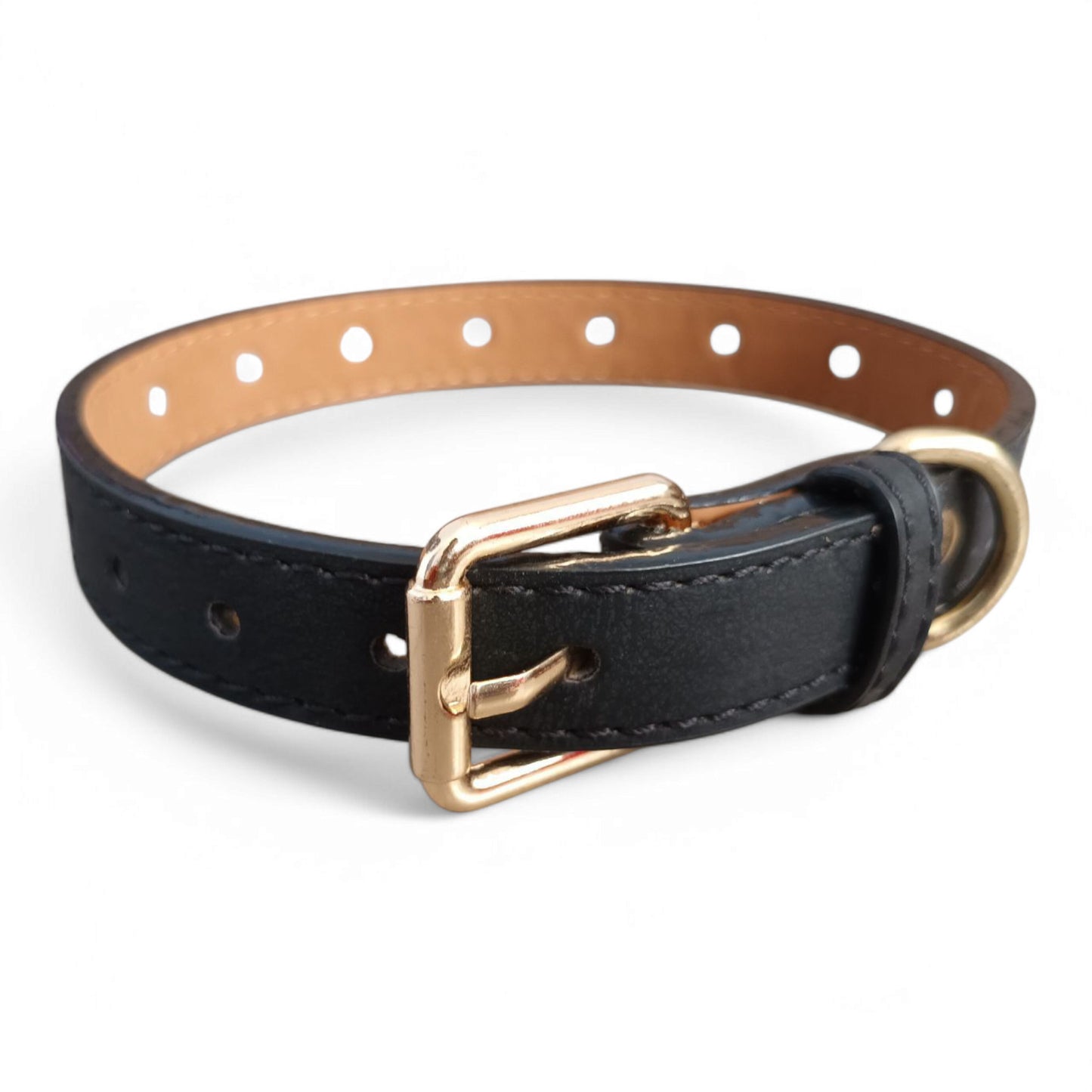 Collar con estrellas metálicas doradas
