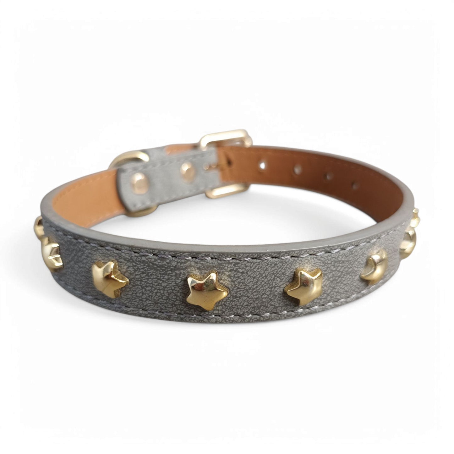 Collar con estrellas metálicas doradas