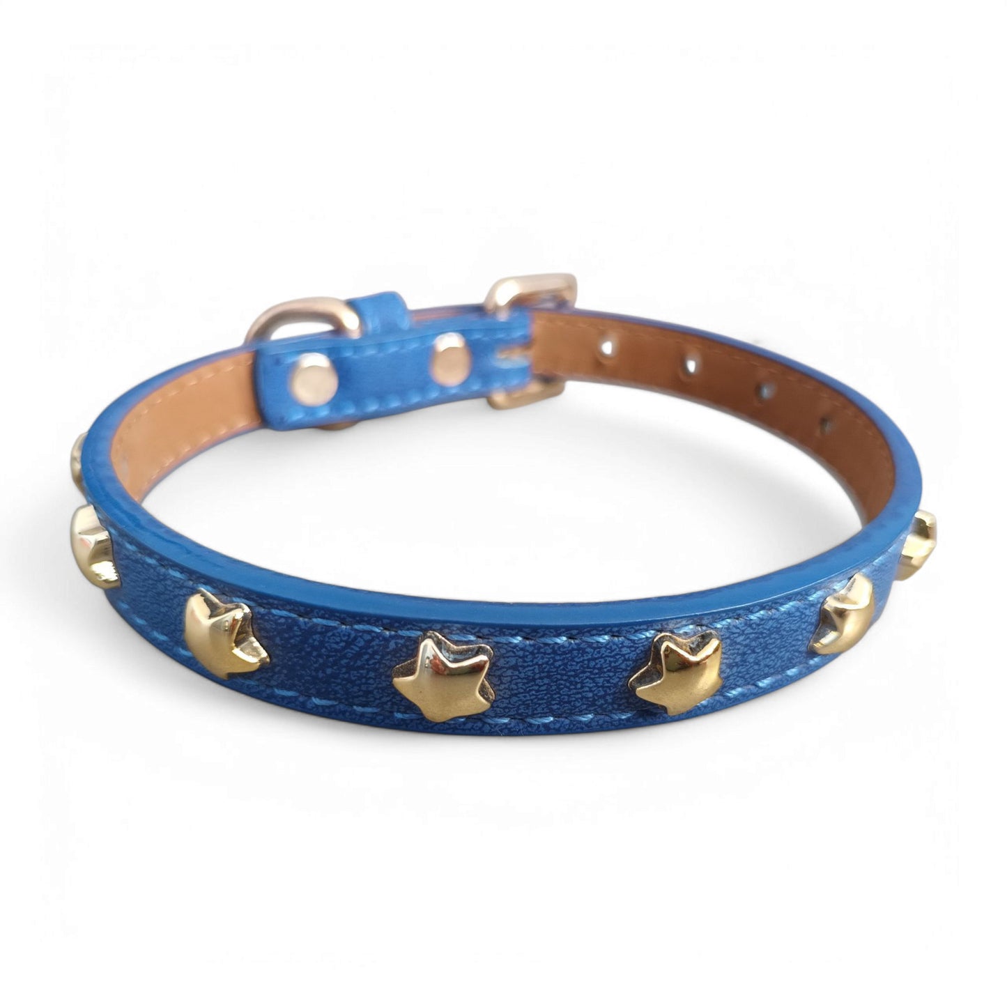 Collar con estrellas metálicas doradas