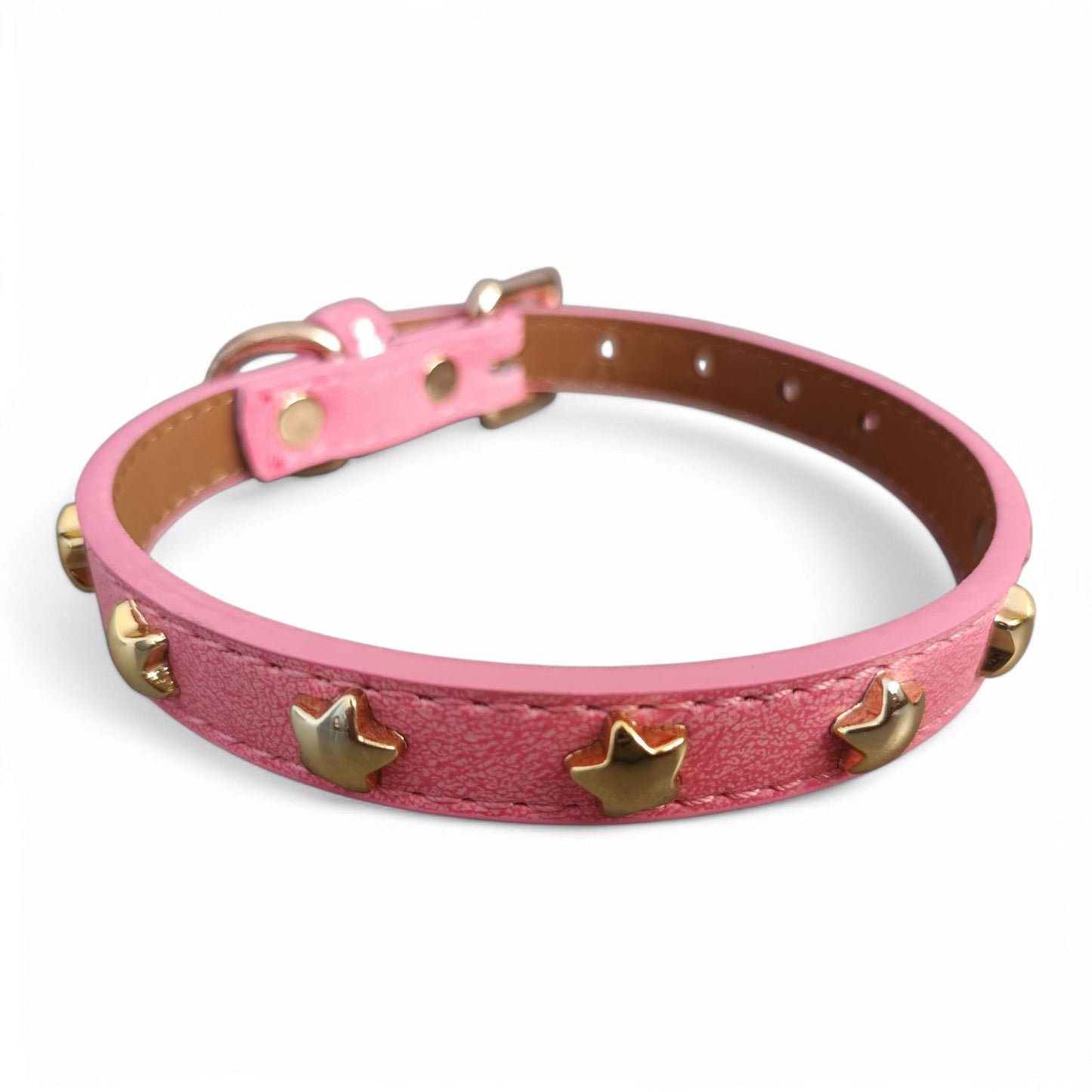 Collar con estrellas metálicas doradas
